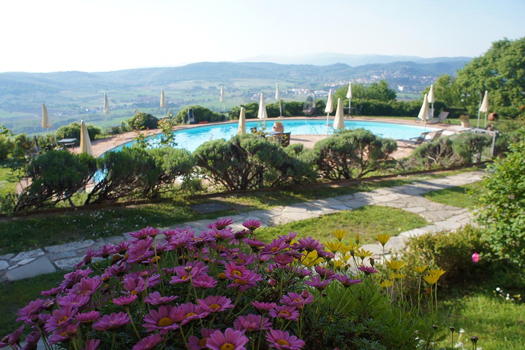 Agriturismo Il Cantico della Natura per bambini in Umbria vicino il lago Trasimeno, giardino e piscina