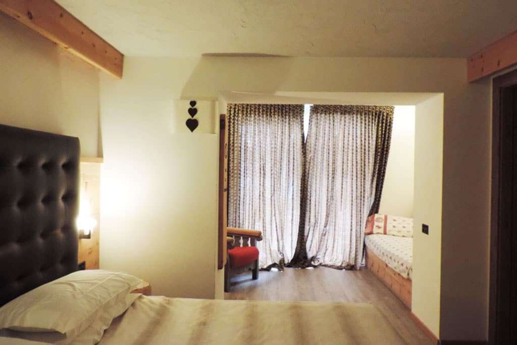 Hotel lo Scoiattolo, per bambini a Pampeago in Val di Fiemme, camera rododendro
