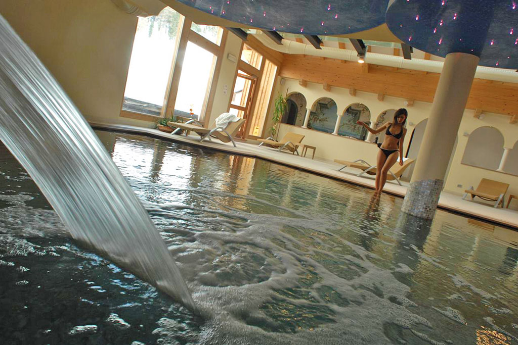 Hotel lo Scoiattolo, per bambini a Pampeago in Val di Fiemme, piscina al coperto
