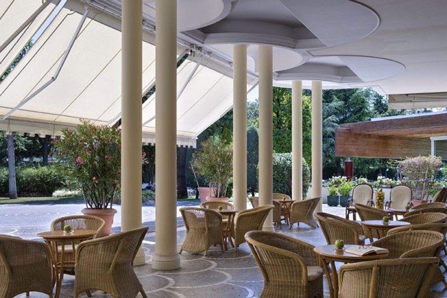 Hotel Continental Terme, per famiglie a Montegrotto Terme, tavolini esterni