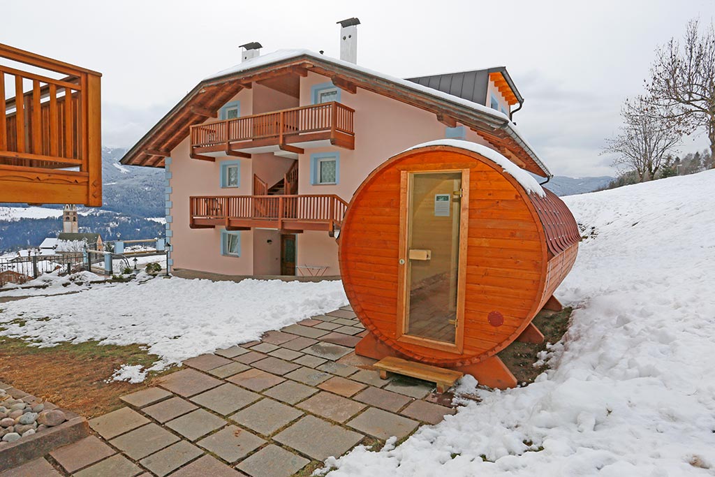 Agriturismo Villa Boschetto per bambini in Val di Fiemme, sauna a botte in inverno