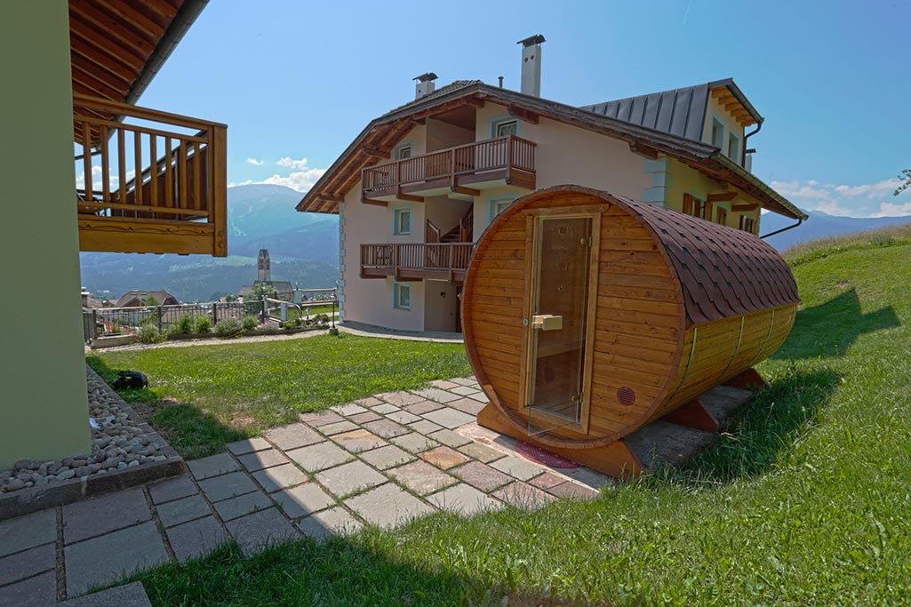 Agriturismo Villa Boschetto per bambini in Val di Fiemme, sauna a botte in estate