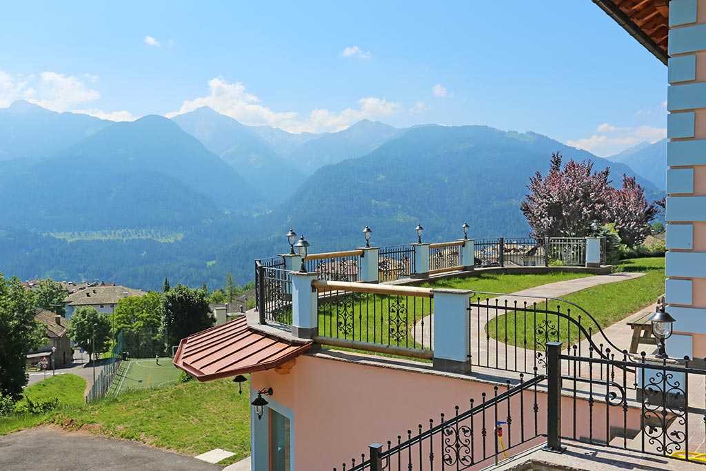 Agriturismo Villa Boschetto per bambini in Val di Fiemme, terrazza e panorama