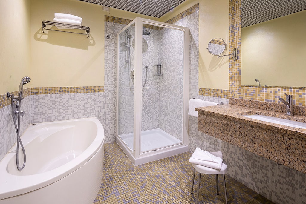 Crowne Plaza Venice East hotel per famiglie vicino Venezia, bagno con vasca e doccia