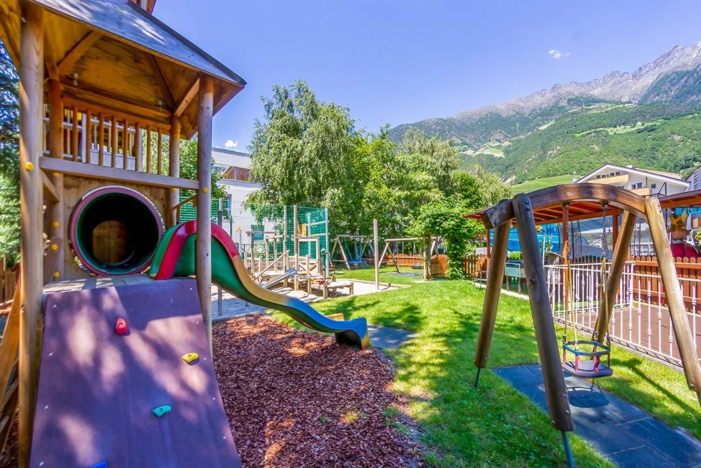 Hotel Residence Tyrol per bambini a Naturno, vicino Merano, parco giochi all'aperto