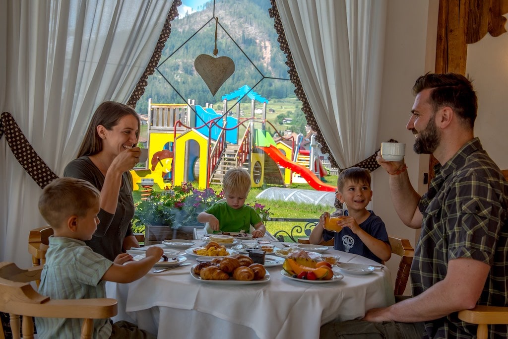 Resort Dolce Casa Family & SPA a Moena in Val di Fassa, colazione in famiglia