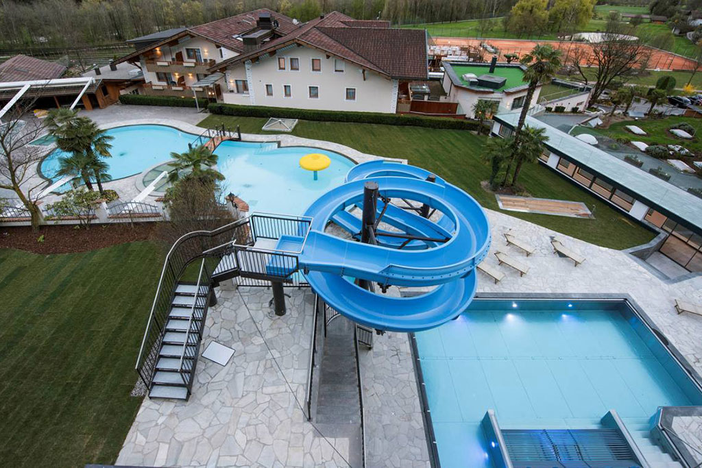 Quellenhof Resort per bambini vicino Merano, scivolo esterno e piscine