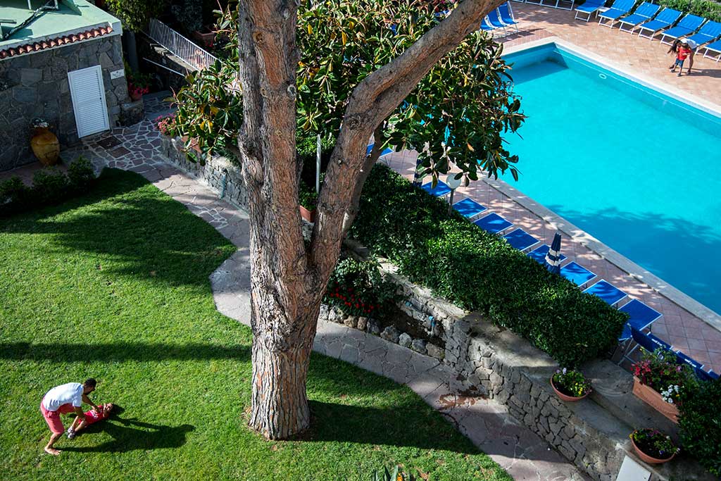 Family Hotel Le canne a Ischia per bambini, vista panoramica giardino e piscina