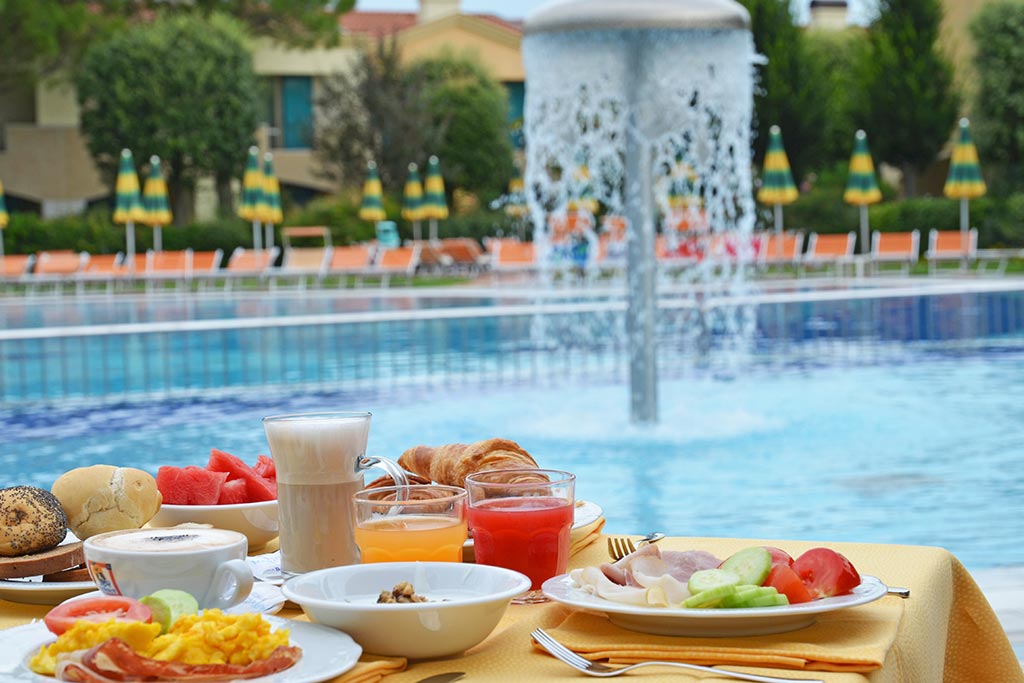 Aparthotel Villaggio Marco Polo Bibione per bambini, colazione in piscina