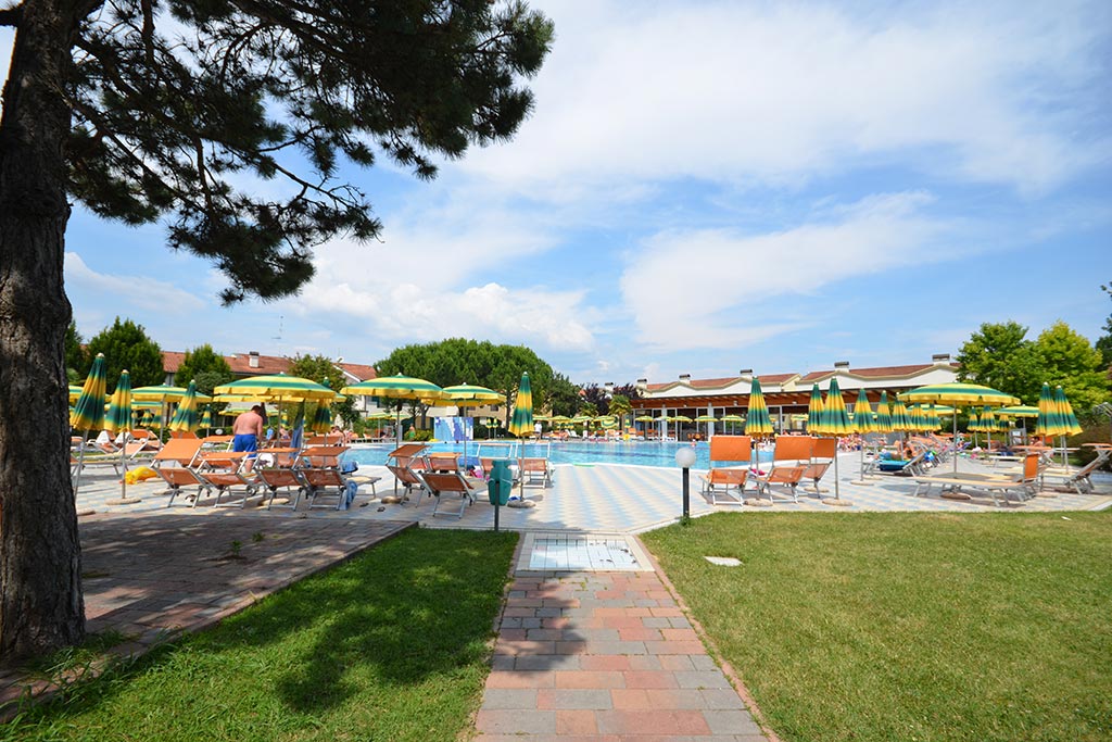 Aparthotel Villaggio Marco Polo Bibione per bambini, piscina e giardino