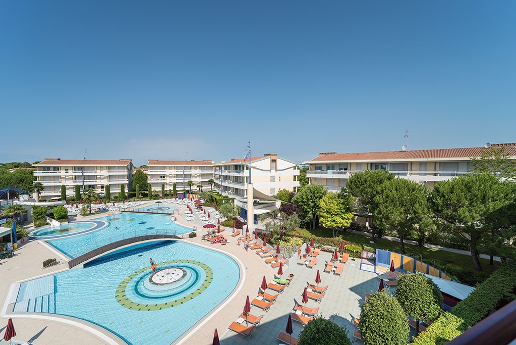 Aparthotel & Villaggio Planetarium per bambini a Bibione, piscina, veduta panoramica