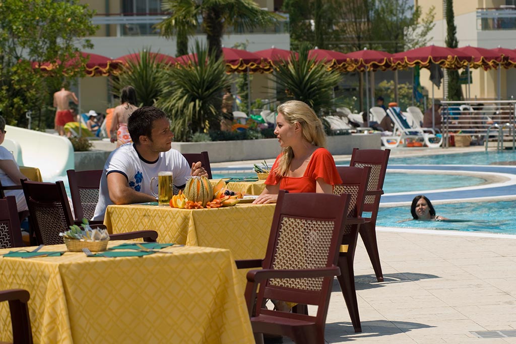 Aparthotel & Villaggio Planetarium per bambini a Bibione, colazione in piscina