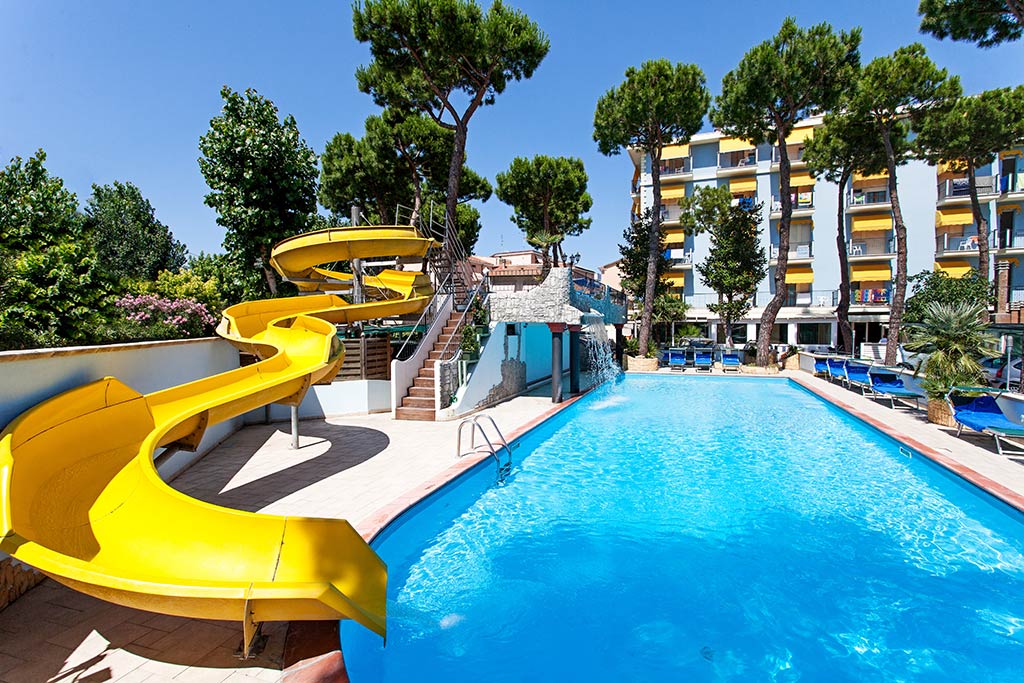 Family Hotel Fabrizio a Rimini, piscina con acquascivolo