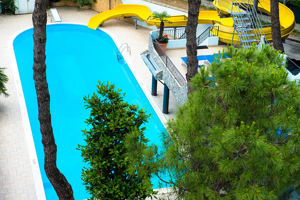 Family Hotel Fabrizio a Rimini, piscina con acquascivolo