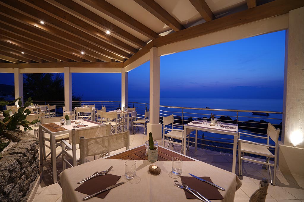 Resort per famiglie a Capo Vaticano, Baia del Godano Resort & Spa, ristorante con vista