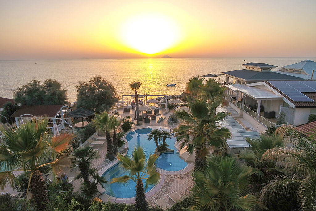 Resort per famiglie a Capo Vaticano, Baia del Godano Resort & Spa, panoramica al tramonto