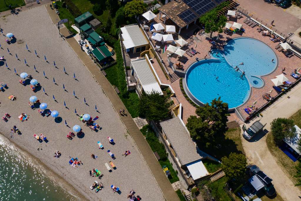 Camping Bergamini a Peschiera del Garda per bambini, bungalow, panoramica piscine
