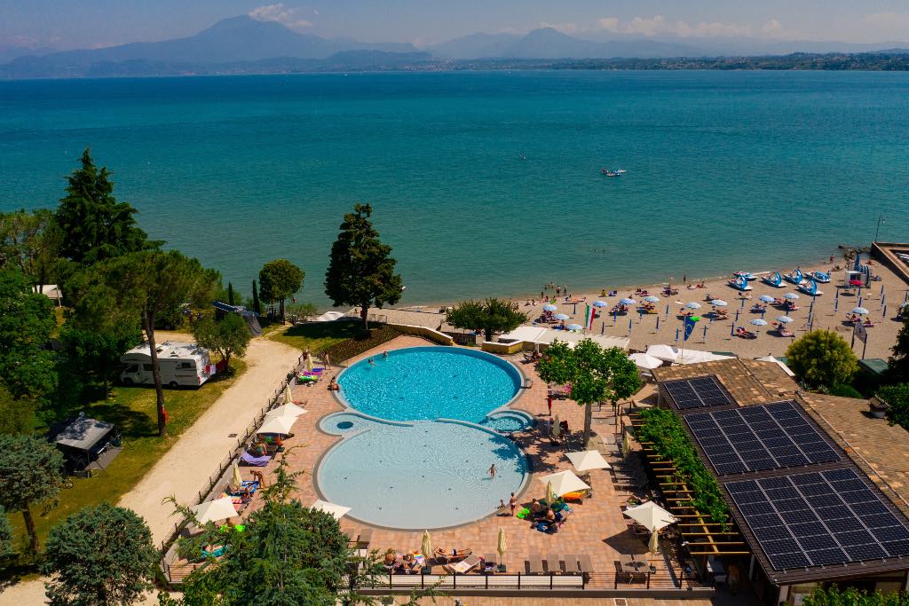 Camping Bergamini a Peschiera del Garda per bambini, bungalow, panoramica piscine e lago