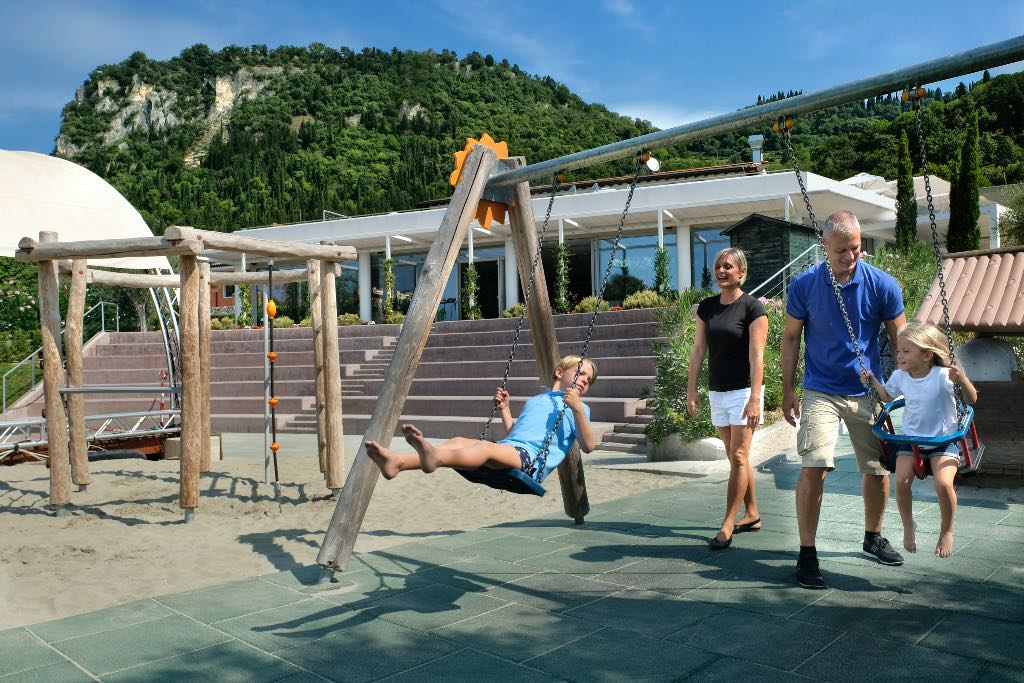 Camping Village La Rocca sul Lago di Garda per bambini, parco giochi