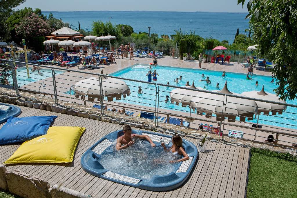 Camping Village La Rocca sul Lago di Garda per bambini, parco piscine