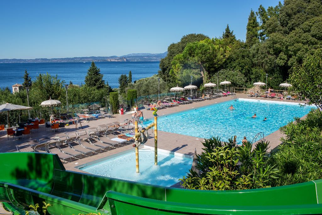 Camping Village La Rocca sul Lago di Garda per bambini, parco piscine