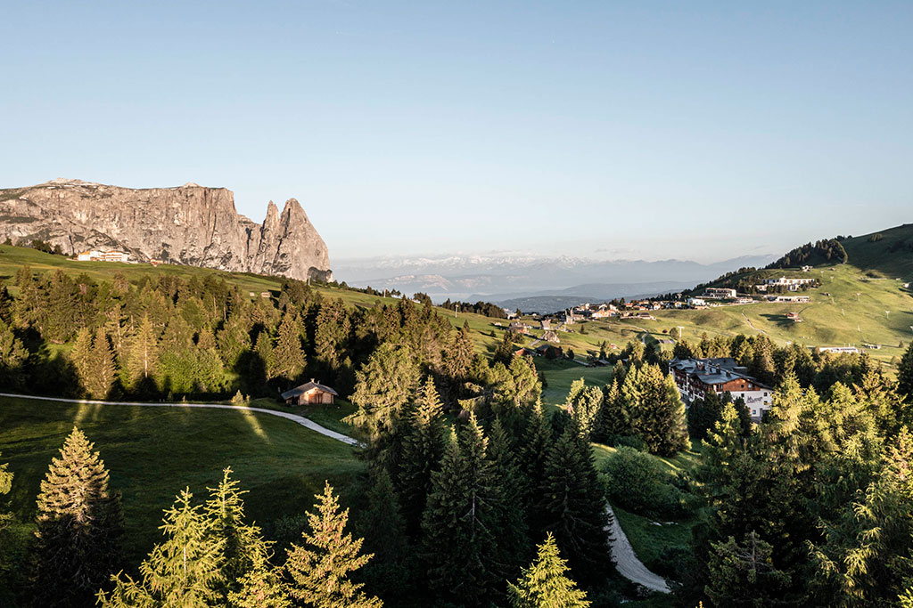 Hotel Seger Dellai sull'Alpe di Siusi, l'alpe in estate