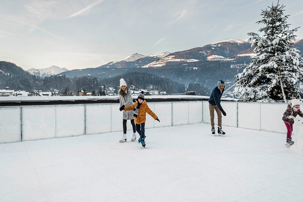 Falkensteiner Family Hotel Lido in Val Pusteria, pista di pattinaggio sul ghiaccio