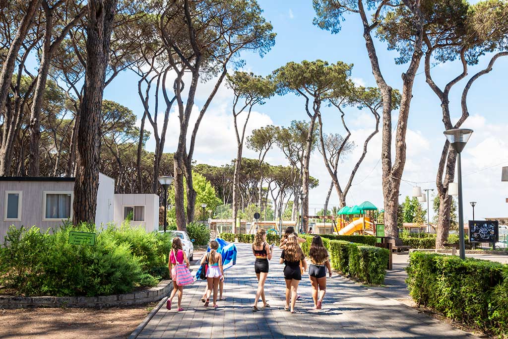 Fabulous Village, campeggio e villaggio per bambini tra Roma e Ostia, i viali sotto la pineta