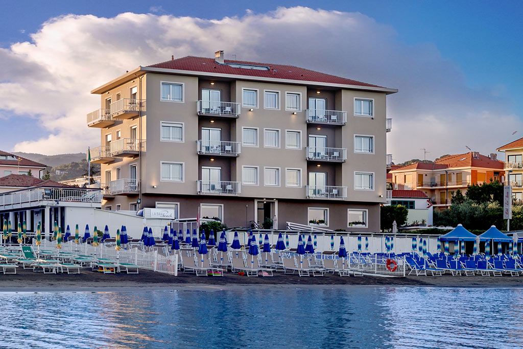 Hotel per bambini in Liguria, Hotel La Baia, la posizione direttamente sulla spiaggia