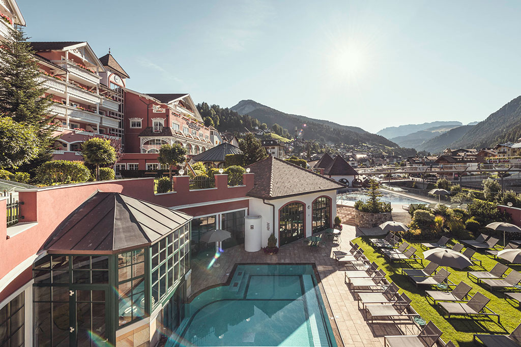 Cavallino Bianco Family Spa Grand Hotel in Val Gardena, gli esterni e la vista