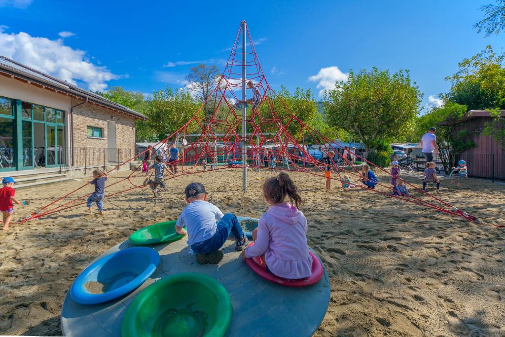 Camping Village Isolino per bambini sul Lago Maggiore, parco giochi in spiaggia