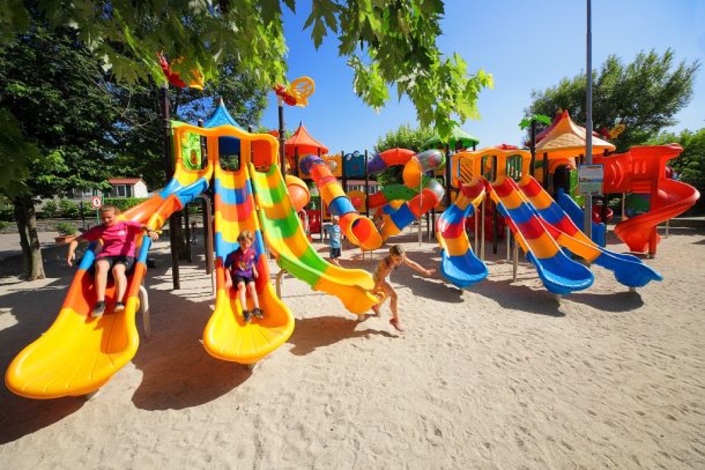 Continental Camping Village sul Lago di Mergozzo per bambini, giochi in spiaggia