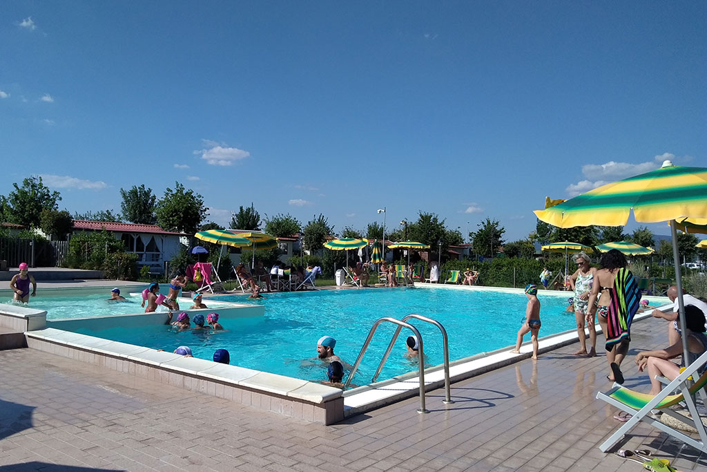 Campeggio Bocca di Cecina per bambini in Costa degli Etruschi, piscina