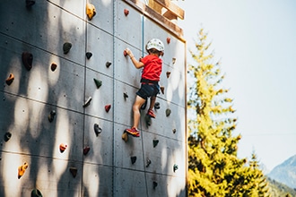 Estate attiva per i bambini in Trentino, arrampicata all'Acropark