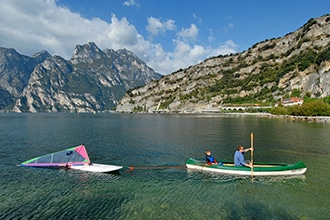 Estate attiva per i bambini in Trentino, gita in canoa sul lago