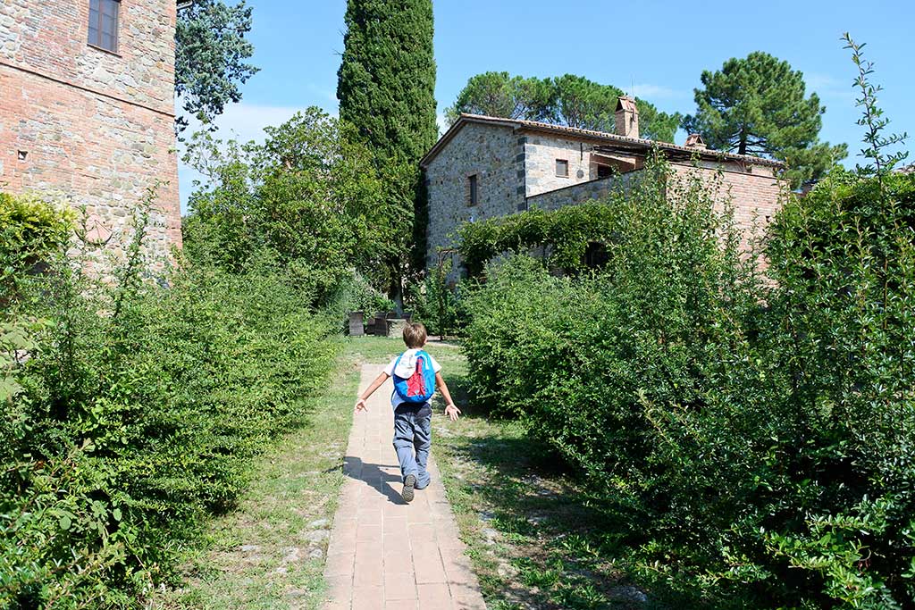 Agriturismo Borgo Santa Maria per bambini vicino Orvieto, il giardino e i casali