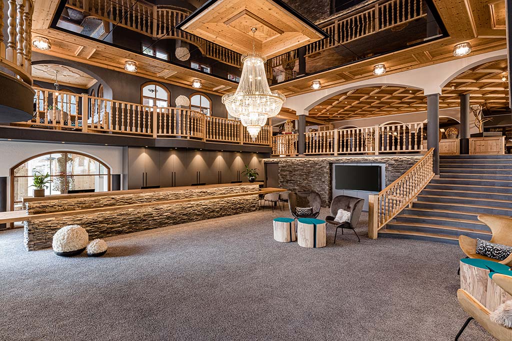Schneeberg Family Resort & Spa per bambini in Alto Adige, interni in legno