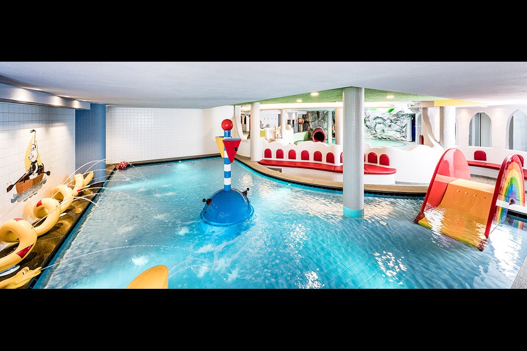 Schneeberg Family Resort & Spa per bambini in Alto Adige, piscina baby con giochi