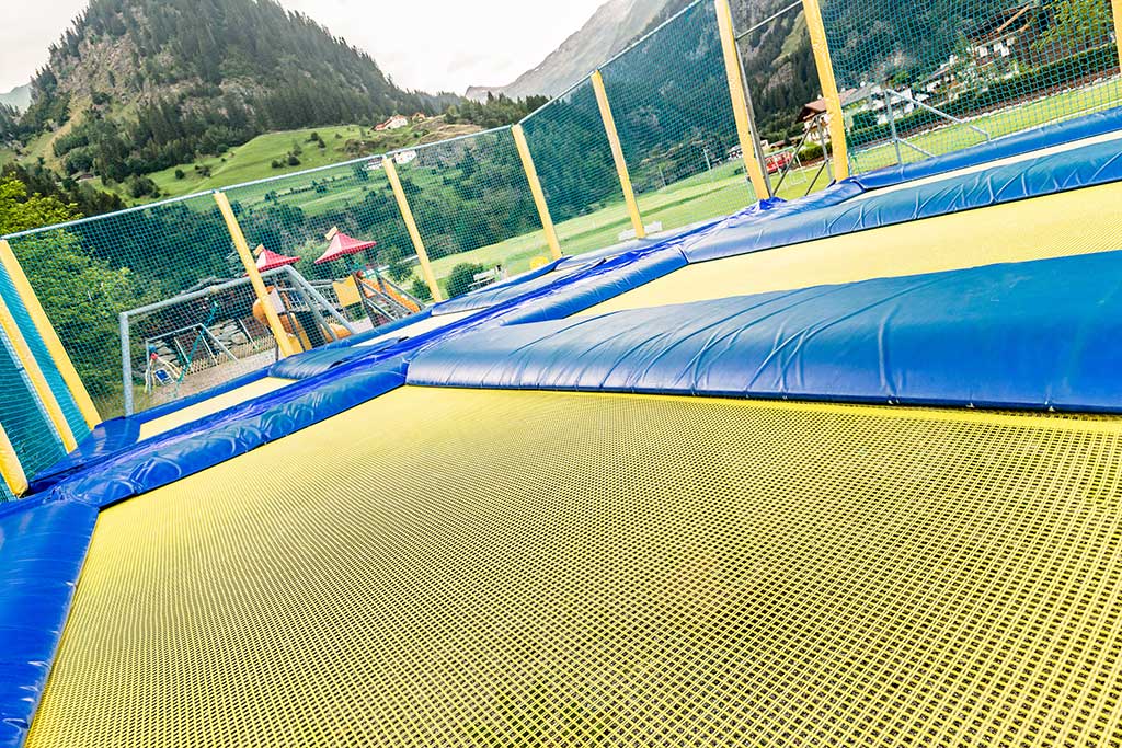 Family Hotel Schneeberg per bambini, tappeti elastici in giardino