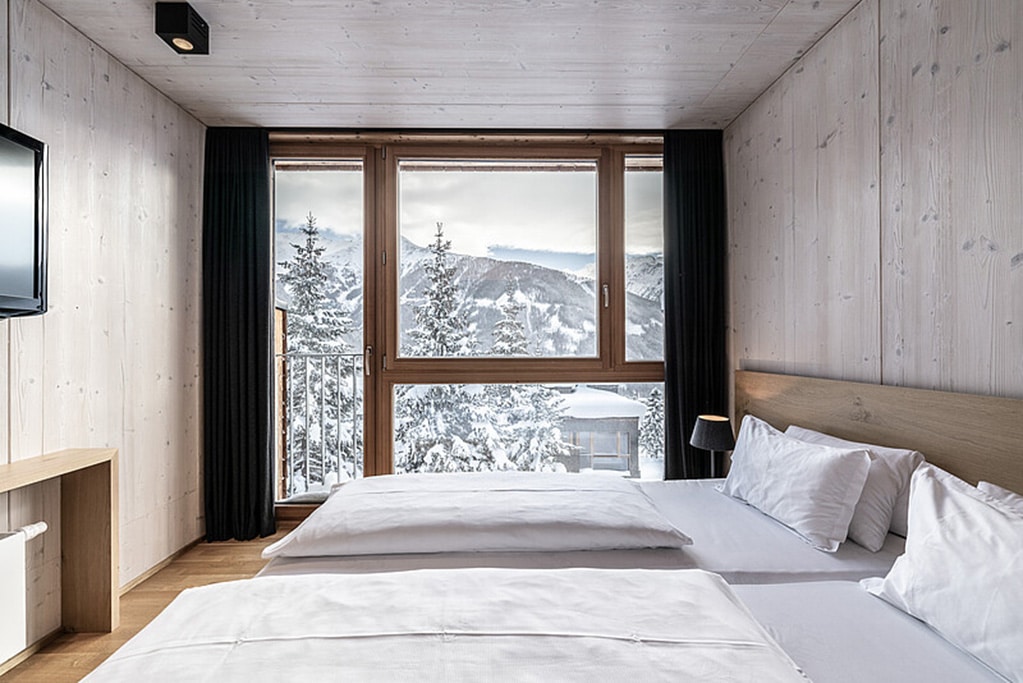 Gradonna Mountain Resort per bambini in Osttirol, camera in chalet con vista invernale
