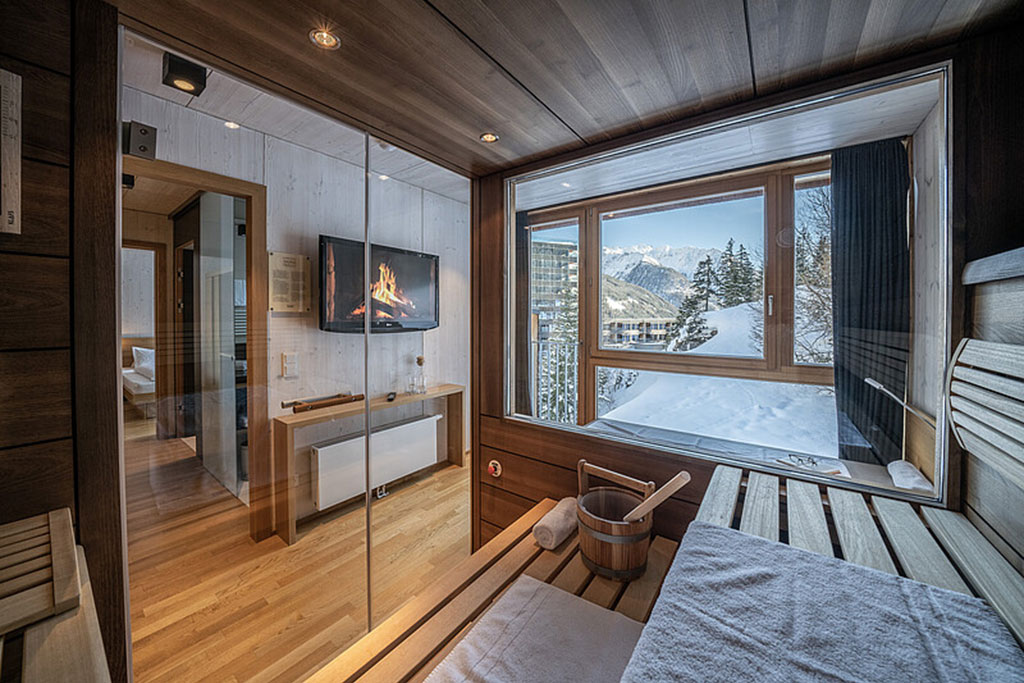 Gradonna Mountain Resort per bambini in Osttirol, sauna privata in chalet con vista invernale