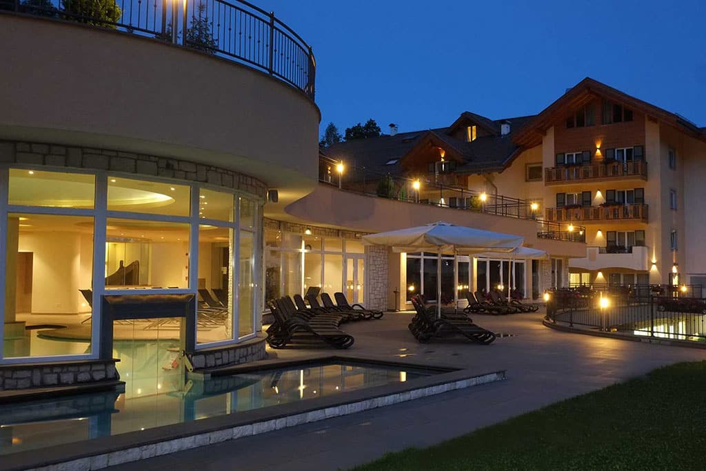 Hotel Rio Stava in Val di Fiemme, piscine di sera