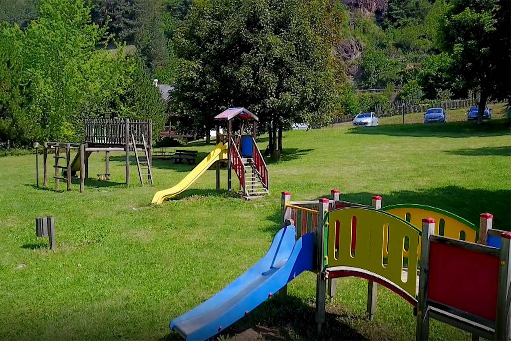 Residence Aparthotel Des Alpes per famiglie Val di Fiemme, parco giochi
