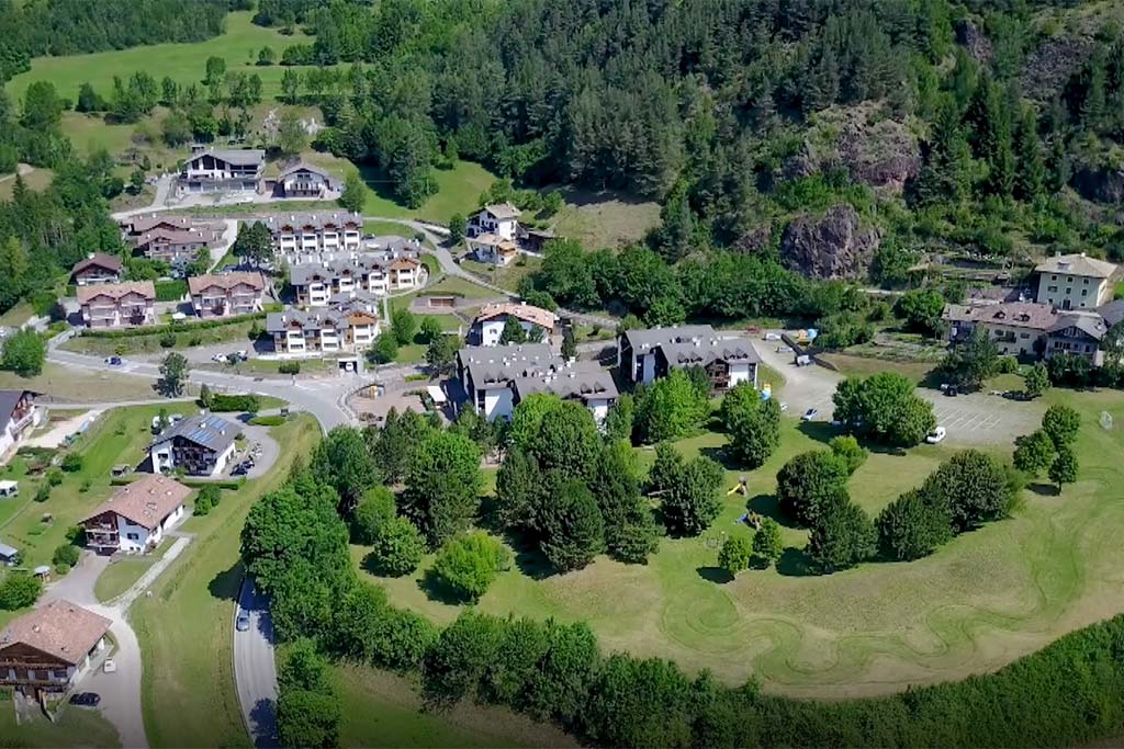 Residence Aparthotel Des Alpes per famiglie Val di Fiemme, vista aerea