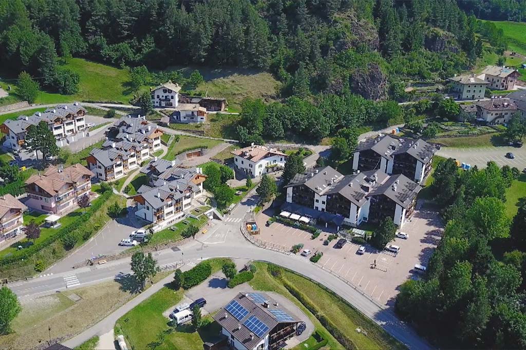 Residence Aparthotel Des Alpes per famiglie Val di Fiemme, vista aerea