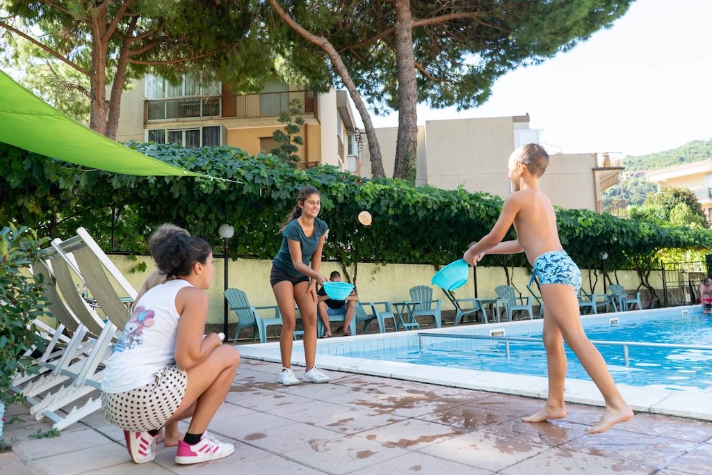 Residence Holidays per bambini a Pietra Ligure, giochi in piscina