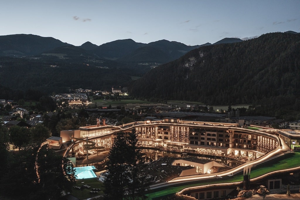 Falkensteiner Family Hotel Lido in Val Pusteria, vista panoramica, esterno di notte