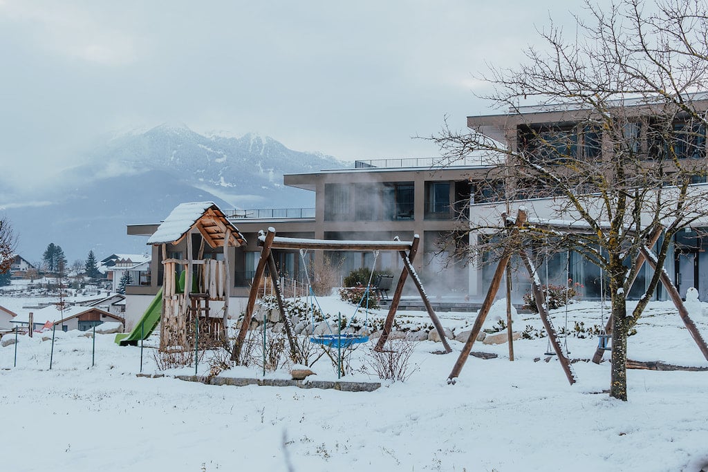 Das Mühlwald Hotel Alto Adige per bambini, parco giochi esterno sulla neve