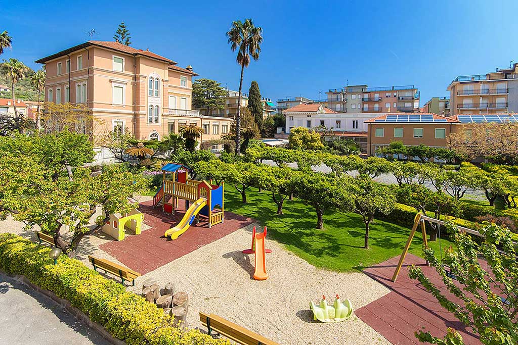 Hotel Villa San Giuseppe a San Bartolomeo al mare per bambini, panoramica con parco giochi