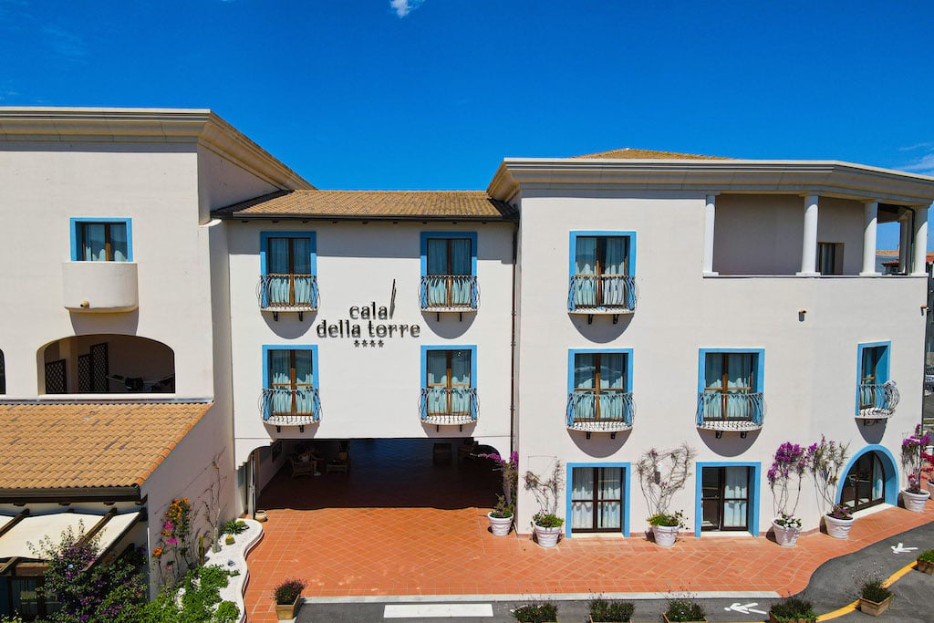 Club Cala della Torre, family hotel in Sardegna orientale, facciata struttura